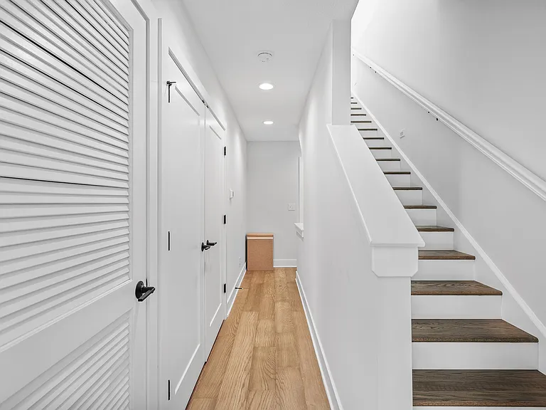 1403 Superior Ave E — Photo 35