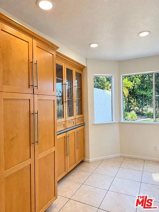 4 bed, 2.5 bath, 2077 sqft, $6,500 — Photo 3