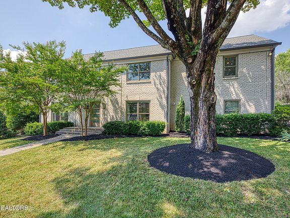 2nd image of 413 Boxwood Sq