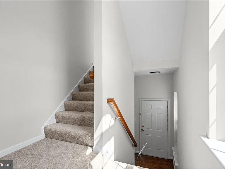 1670 Mohegan Dr #B — Photo 31