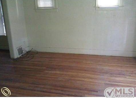 7142162945 Living.jpg