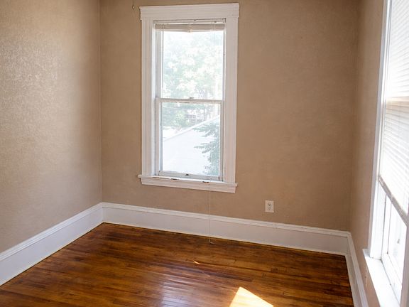5th image of 928 15th Ave SE