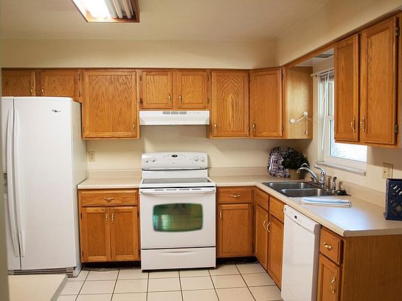 4th image of 3920 Cozycroft Dr