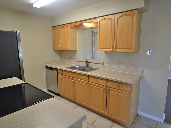 4th image of 401 Valencia Ct