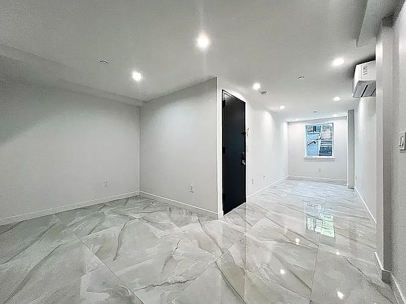 3rd image of 27-10 Crescent St #1M