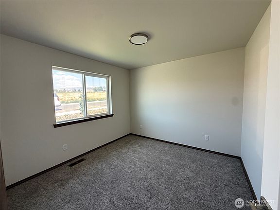 5th image of 1576 6th Street SE
