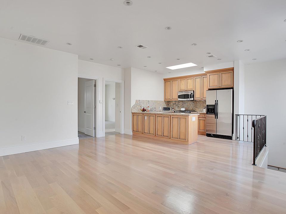 Airy and large living room and kitchen