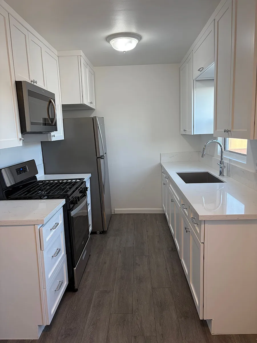 Building Photo - 837 W Beach Ave #839