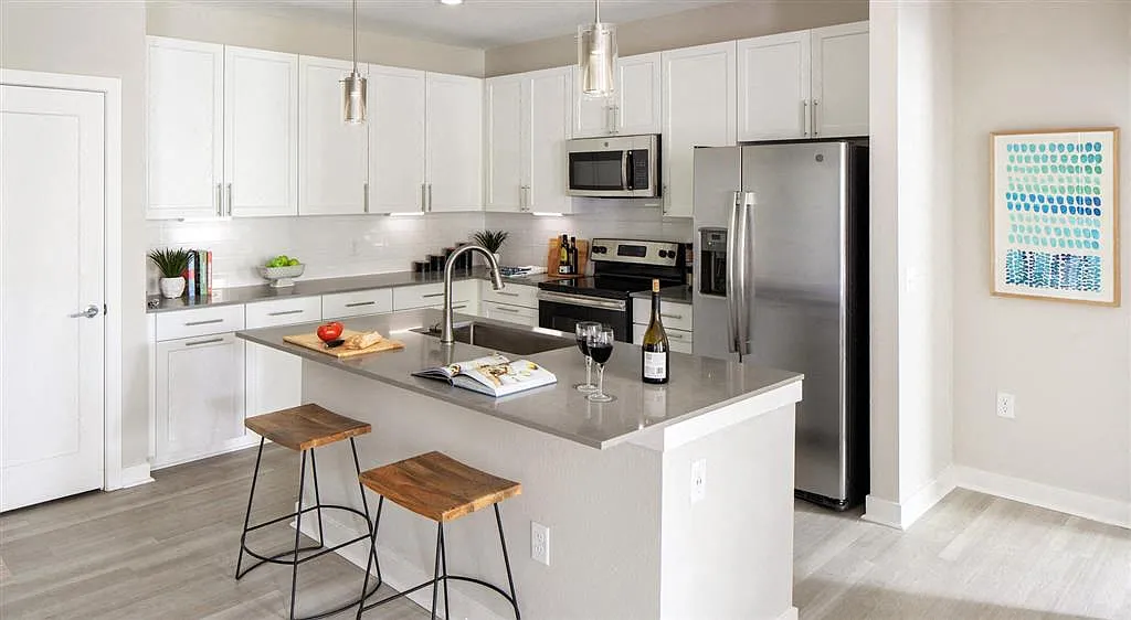 Luna at Lake Shadow — Photo 2