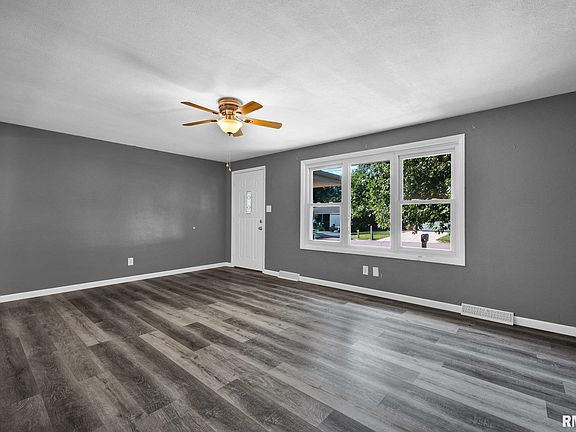 4th image of 109 Pebble Ct