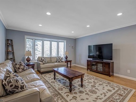 5th image of 15 Blackstone Dr
