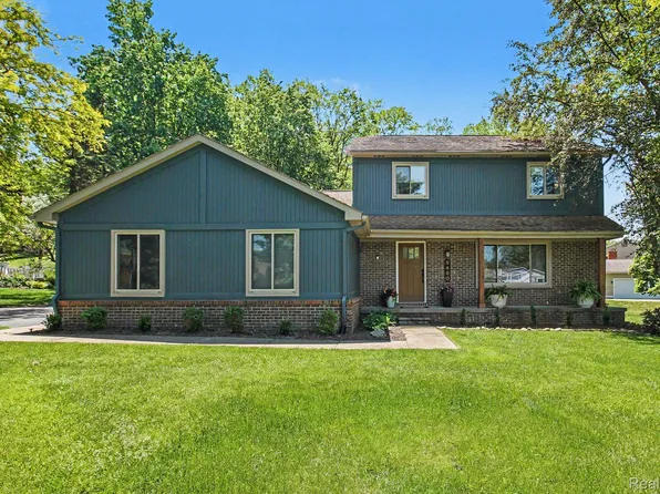 6480 Grand Circle Dr, Brighton, MI 48116