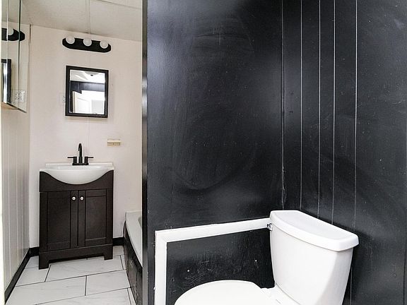 5th image of 418 11th St APT 2