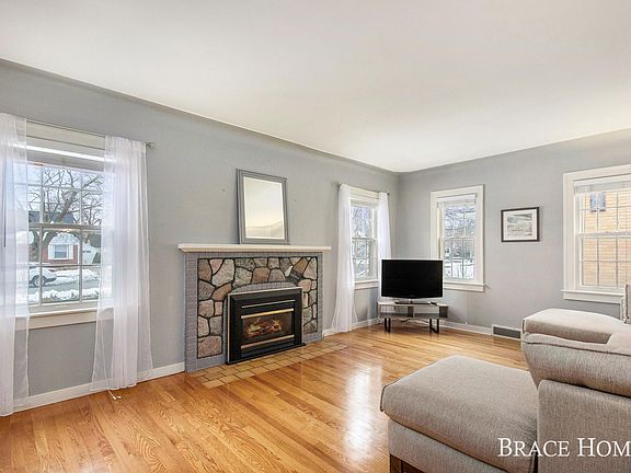 4th image of 868 Aberdeen St NE