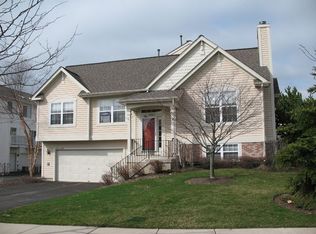 1002 Manchester Cir, Grayslake, IL 60030