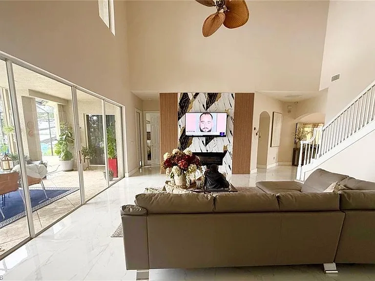 E Riverside Dr — Photo 28