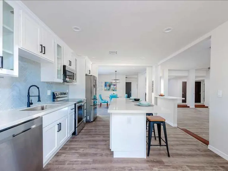 Kitchen with large island