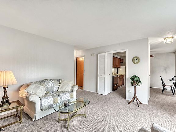 4th image of 50 Greenfield Ct