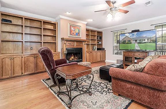 4th image of 5953 Shakespeare Dr
