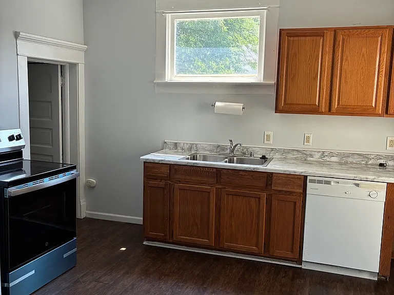 2212 Myrtle St — Photo 1