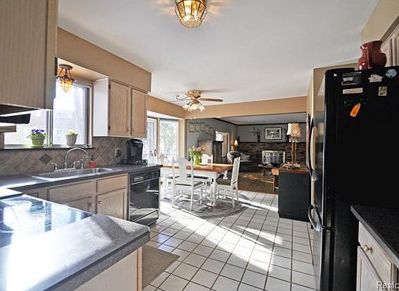 3rd image of 36699 Vicary Ln
