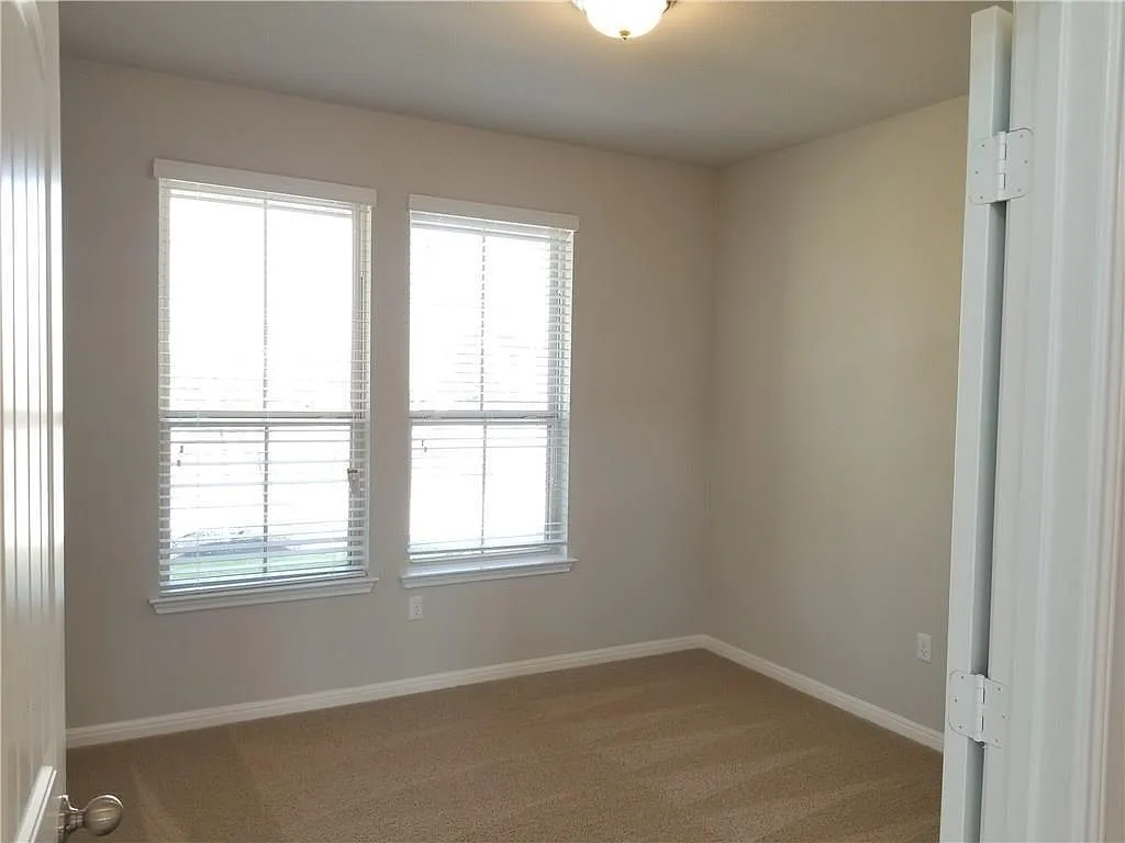 4 bed, 2.5 bath, 2486 sqft, $2,300 — Photo 4