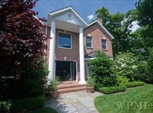 8 Pinebrook Hollow Dr, New Rochelle, NY 10804