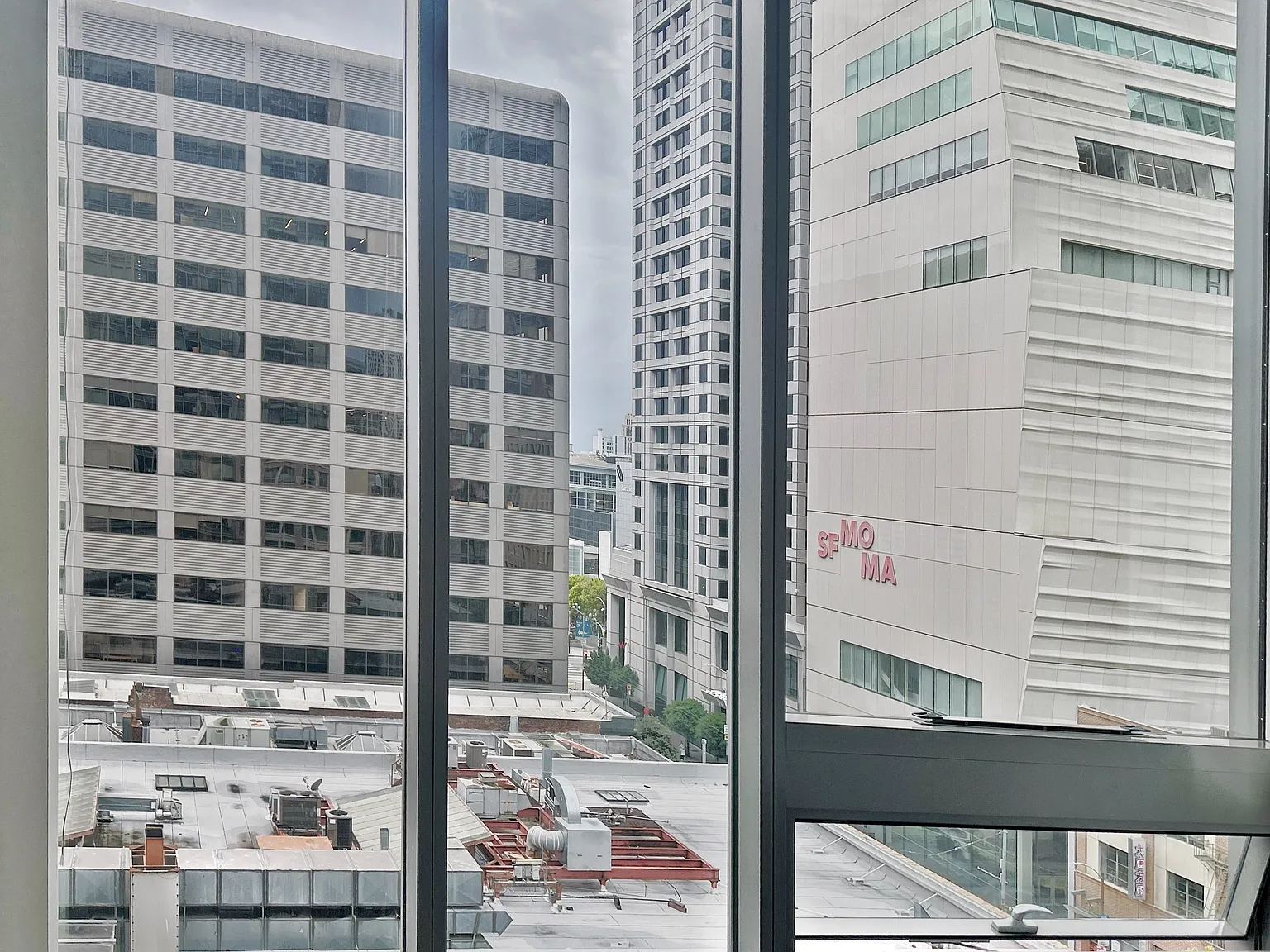 1 bed, 829 sqft, $3,995 — Photo 3