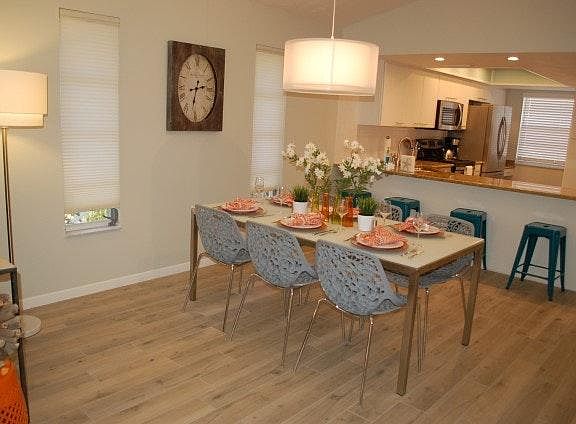 4th image of 215 Island Cir