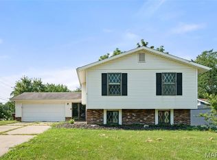 1 Blackwood Ln, Saint Peters, MO 63376