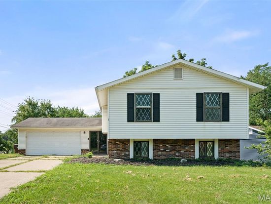 1 Blackwood Ln, Saint Peters, MO 63376