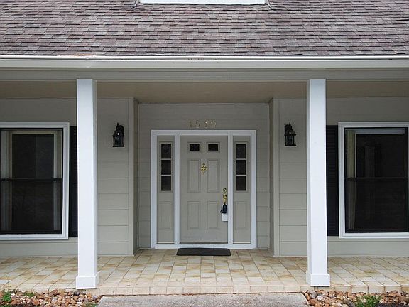 3rd image of 1510 Country Club Dr