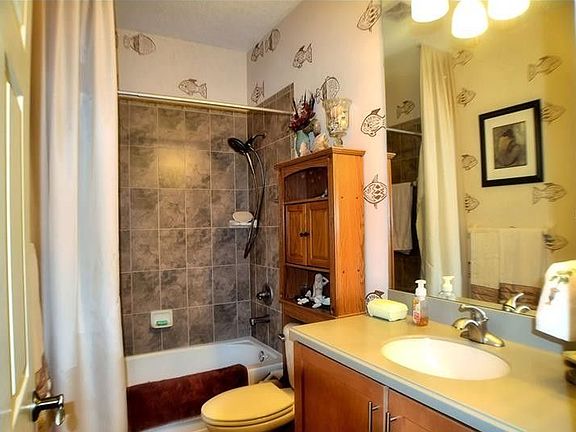 Lovely guest bath with skyli