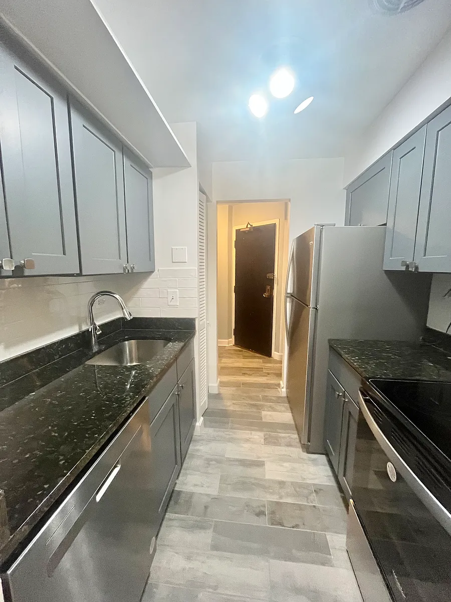 Building Photo - 3900 N Pine Grove Ave #411