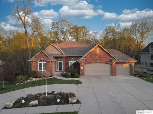 4615 Windcrest Dr, Papillion, NE 68133