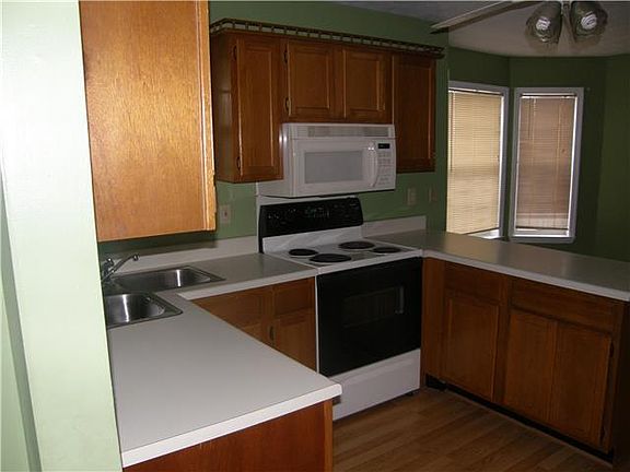 4th image of 203 Lone Oak Dr