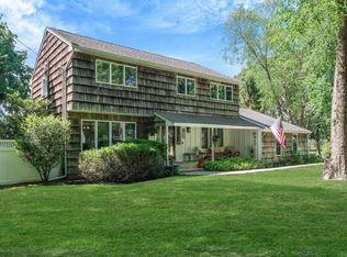 31 Blinkerlight Rd, Stony Brook, NY 11790