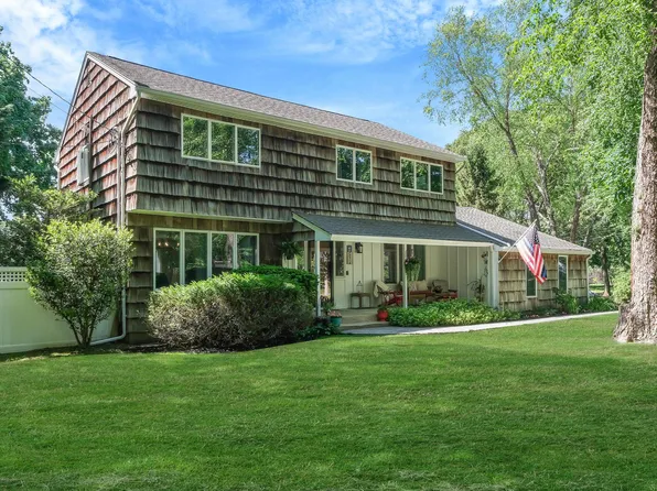 31 Blinker Light Road, Stony Brook, NY 11790