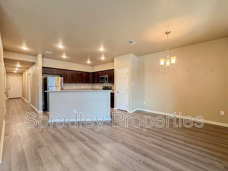 943 Laila Ln — Photo 4