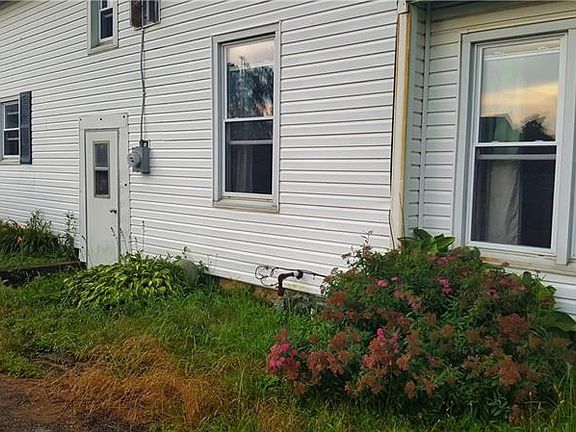 Side entrance accessing the basement
