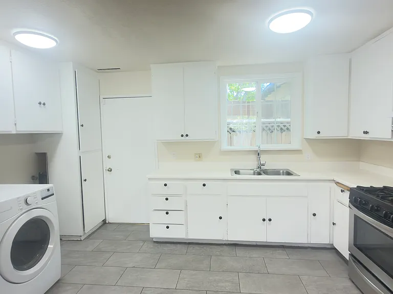 2527 Rheem Ave — Photo 5