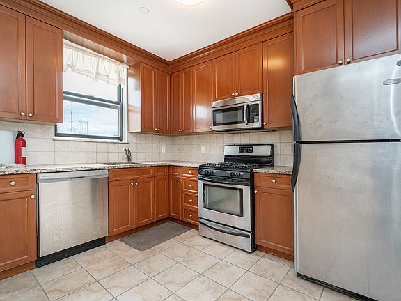 2nd image of 14-31 Astoria Blvd #3T