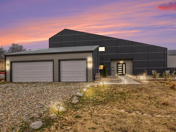 7426 Lake Solis Dr, Stevensville, MI 49127