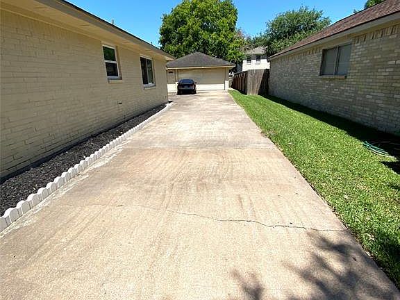 4th image of 2706 Wood Creek Dr