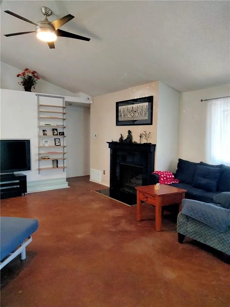 3 bed, 2.0 bath, 1297 sqft, $1,850 — Photo 3