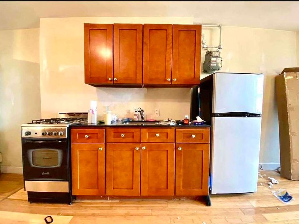 2nd image of 187 Bedford Ave #12C