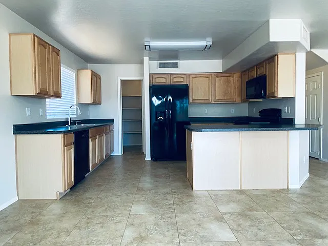 11624 N 151st Ln — Photo 8