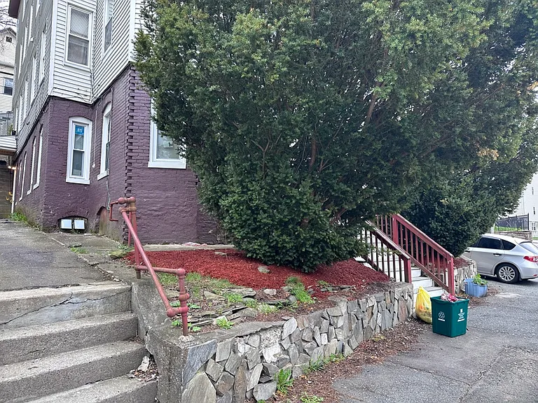 16 Groton Pl — Photo 1