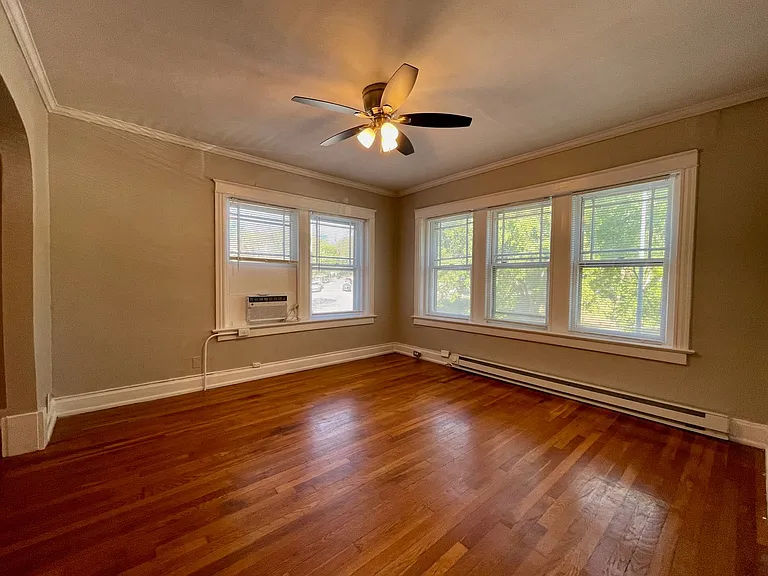 Valentine Place Apartments — Photo 26