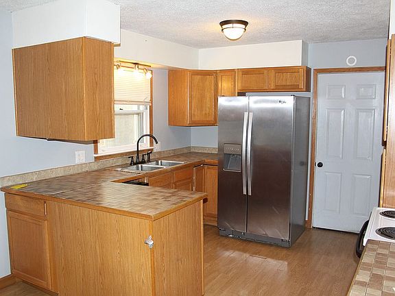 3rd image of 635 Lasalle Blvd